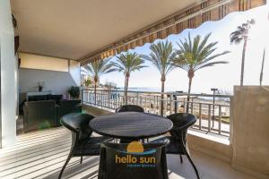 130 - Beachfront Apartment with Spectacular Sea Views, Fuengirola - 3hvězdičkové hotely ve městě Fuengirola