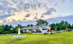 2-Acre Highland Park Retreat with Heated Pool ~ 5*