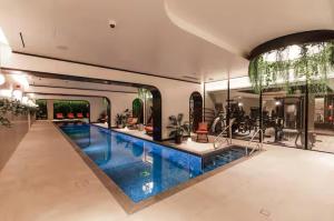 Luxury City Retreat with Pool, Sauna & Gym