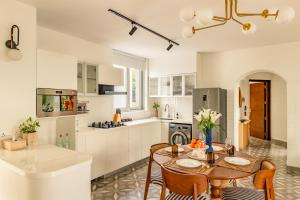 El Volar 2BHK, 4 Mins to Casino & 10 Mins to Candolim Beach with Big common Pool, Fully Equipped Kitchen, 24x7 Security, Wifi