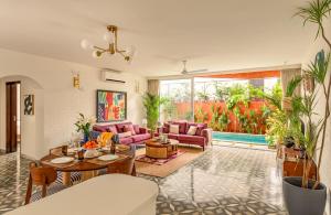 El Volar 2BHK, 4 Mins to Casino & 10 Mins to Candolim Beach with Big common Pool, Fully Equipped Kitchen, 24x7 Security, Wifi