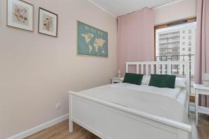 Large Apartment in Gdańsk with Gym, Parking and Air Conditioning by Noclegi Renters