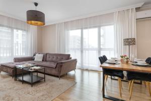 Large Apartment in Gdańsk with Gym, Parking and Air Conditioning by Noclegi Renters