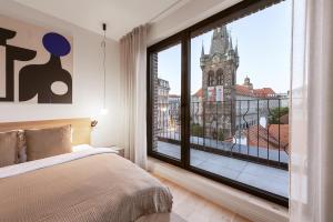 Turnkey I Henrys Tower Apartments