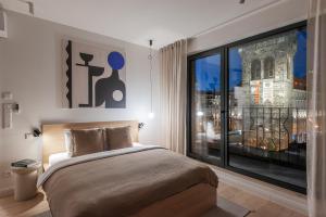 Turnkey I Henrys Tower Apartments