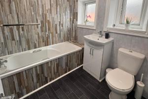 Grantham House - Sleeps 6 - Pet friendly - Parking