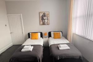 Grantham House - Sleeps 6 - Pet friendly - Parking