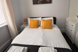Grantham House - Sleeps 6 - Pet friendly - Parking