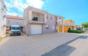 Gorgeous Apartment In Vir With Wifi