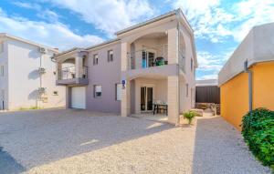 Cozy Apartment In Vir With Wifi