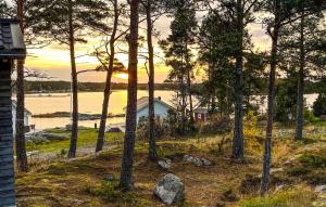 Gorgeous Home In Vikbolandet With Wifi