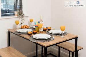 Stylish 2 Bed 2 Bath Apartment - Sleeps 5 - 3 Mins to St Margarets Station & Highcross - Free Parking