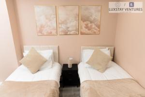 Stylish 2 Bed 2 Bath Apartment - Sleeps 5 - 3 Mins to St Margarets Station & Highcross - Free Parking