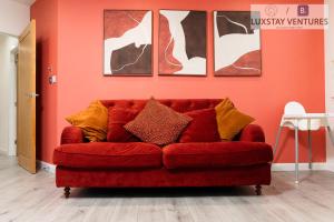 Stylish 2 Bed 2 Bath Apartment - Sleeps 5 - 3 Mins to St Margarets Station & Highcross - Free Parking