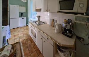 3 Bedroom Amazing Home In Trédion