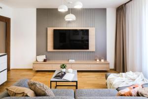 Prague Days - 1BDR Apt w Garage & 65" TV & 200Mbs Wifi