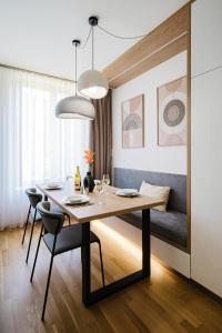 Prague Days - 1BDR Apt w Garage & 65" TV & 200Mbs Wifi