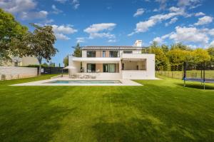 Villa Castanea by Villsy