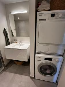 Cozy & Stylish 1-Bedroom Waterview Apartment in Trendy Sydhavn, CPH