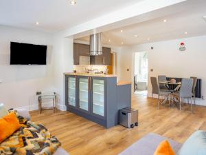 The Spencer Suite - Uk40476