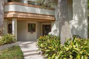 Poolside One-Story Villa in Omni Plantation