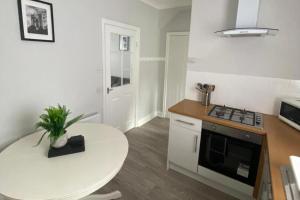 Weldon House - Sleeps 6 - Pet friendly - Parking
