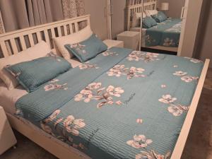 Nely y Pietro share apartment