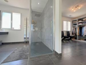 Villa darchitecte avec piscine chauffée, 4 chambres, à 30 mn Gruissan plage