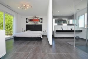 Villa darchitecte avec piscine chauffée, 4 chambres, à 30 mn Gruissan plage