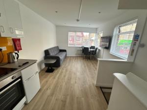 2 Bed Flat - Sleeps 3 - Parking - Wifi