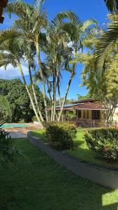 Casa de campo com piscina e varanda ampla