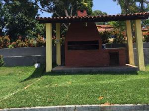 Casa de campo com piscina e varanda ampla