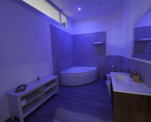 King Room with Spa Bath