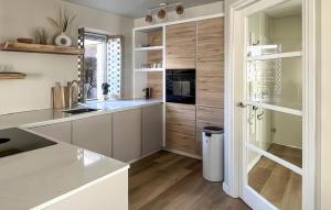 Amazing Home In Vlagtwedde With Jacuzzi