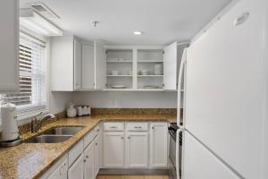 Spacious 2 BR Retreat- Island Palms C1