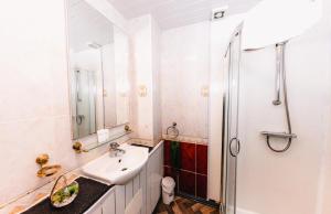 Cosy Central Apartment by the Meadows 7