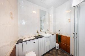 Cosy Central Apartment by the Meadows 7