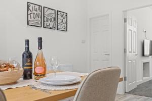 Cosy Stylish 5-Bed 3-Bath, With Free Wi-Fi, Garden and Parking