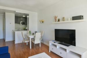 Fantastic seaviews & pool, close to the beach