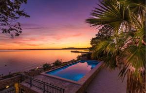 7 Bedroom Amazing Home In Kosljun