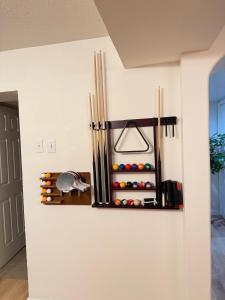 5BR 3BTH House, Steps to Bars, Dining, NYC Access with GameRm, Backyard with BBQ and Parking