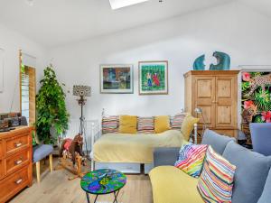 Uk47248 - The Studio