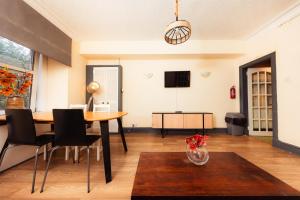 Cosy Central Apartment by the Meadows 4