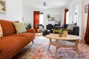 Charming Cottage with Firepit & Walk-to-Beach Access near Main Street in Wellington, Ontario - Ubytování bez kategorie ve městě Wellington