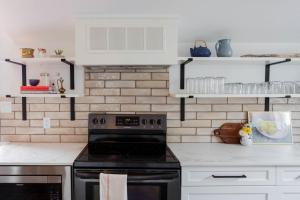 Charming Cottage with Firepit & Walk-to-Beach Access near Main Street in Wellington, Ontario