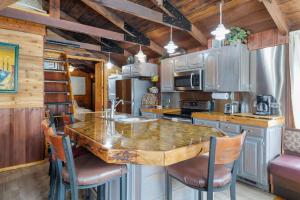 Panacea Boathaus Lodge - Perfect Location for your lake vacation