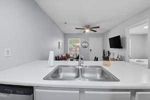 Cozy Contemporary Stay I Pool & Gym I Free Parking