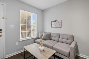 Fayetteville Bright & Chic Suite I Onsite Parking