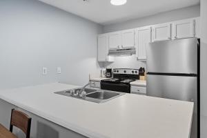 Fayetteville Bright & Chic Suite I Onsite Parking