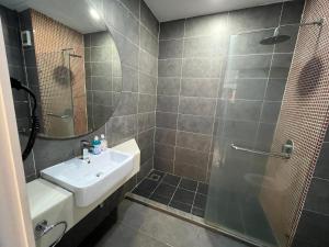 Private Suite for 2 with Wi-Fi Near IKEA SEGi and MRT